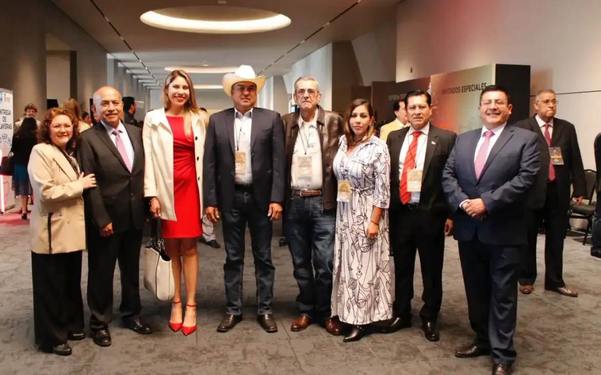 UGRNL reconoce a médicos veterinarios en su día