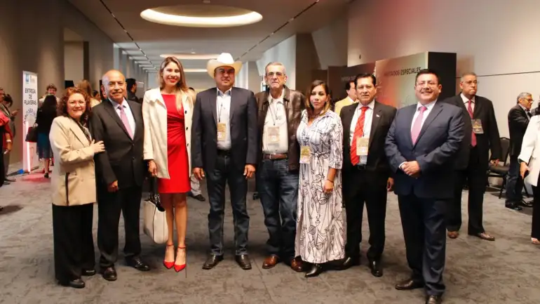 UGRNL reconoce a médicos veterinarios en su día