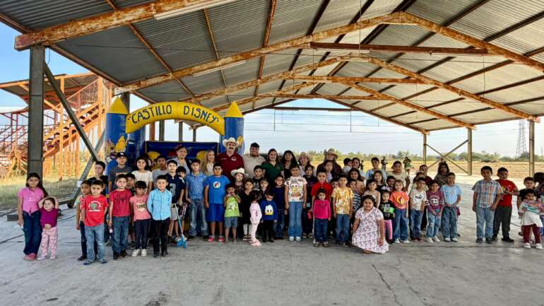 Entrega Comité de Damas de la UGRNL juguetes a niñas y niños de comunidades rurales