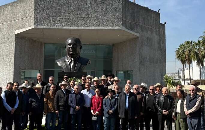 Rinden homenaje a Don Arturo de la Garza González en su XV aniversario luctuoso