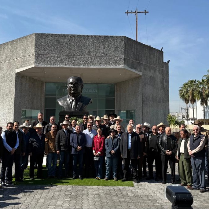 Rinden homenaje a Don Arturo de la Garza González en su XV aniversario luctuoso